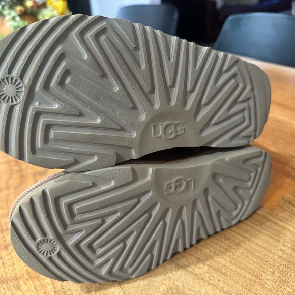 UGG Kids' Classic Short II Water Resistant Shearling Boot Chestnut Brown Size 2 - Picture 8 of 12